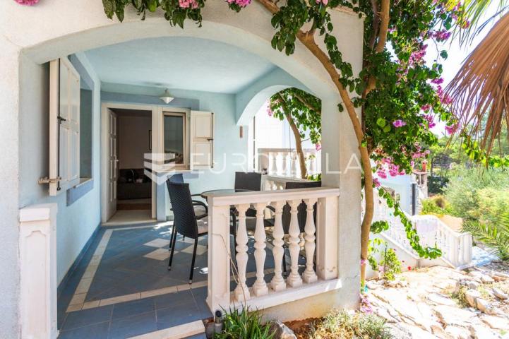 Brač, Milna, samostojeća kuća s četiri apartmana