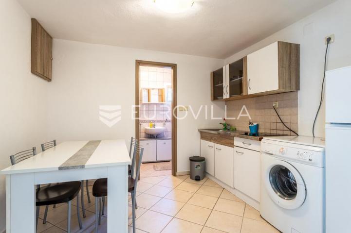 Brač, Milna, samostojeća kuća s četiri apartmana