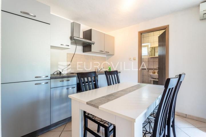 Brač, Milna, samostojeća kuća s četiri apartmana