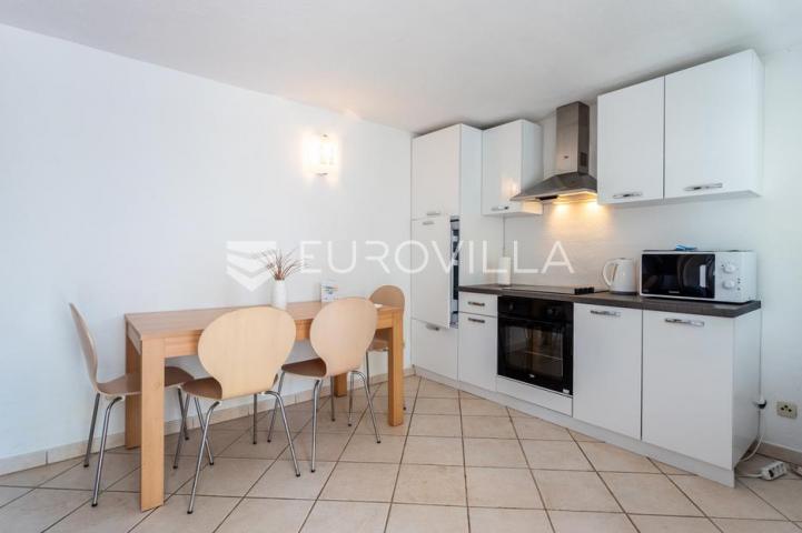 Brač, Milna, samostojeća kuća s četiri apartmana