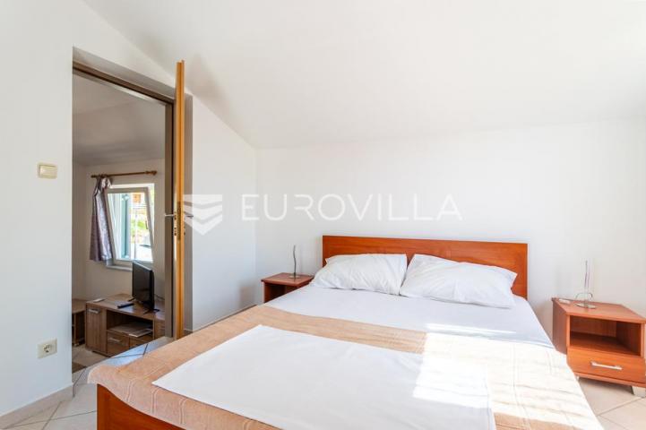 Brač, Milna, samostojeća kuća s četiri apartmana