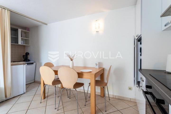 Brač, Milna, samostojeća kuća s četiri apartmana