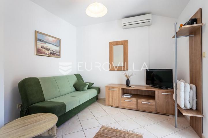 Brač, Milna, samostojeća kuća s četiri apartmana