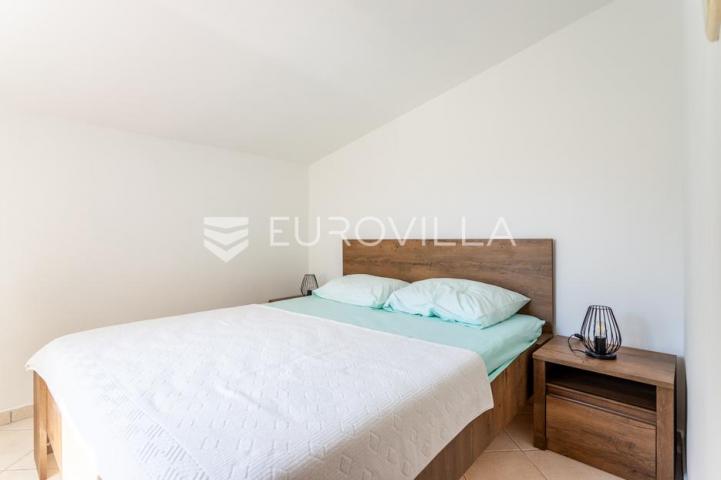 Brač, Milna, samostojeća kuća s četiri apartmana