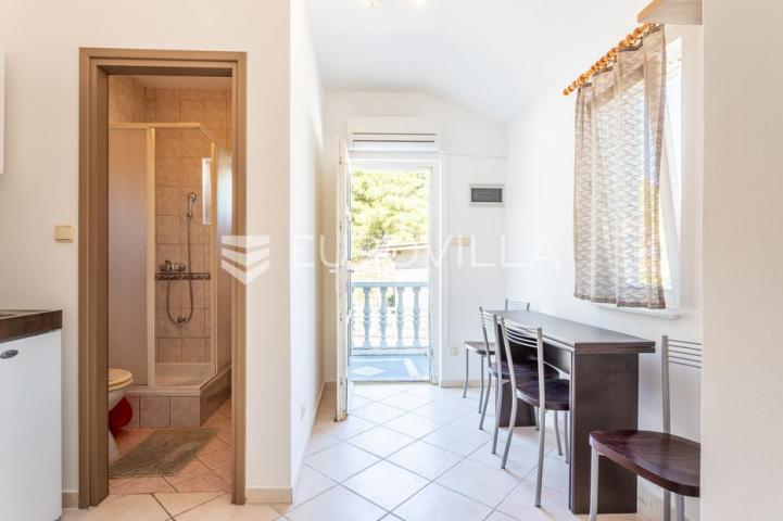 Brač, Milna, samostojeća kuća s četiri apartmana