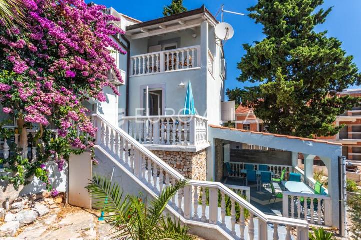 Brač, Milna, samostojeća kuća s četiri apartmana