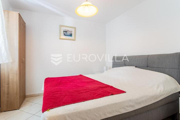 Brač, Milna, samostojeća kuća s četiri apartmana