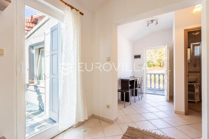 Brač, Milna, samostojeća kuća s četiri apartmana