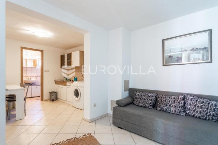 Brač, Milna, samostojeća kuća s četiri apartmana