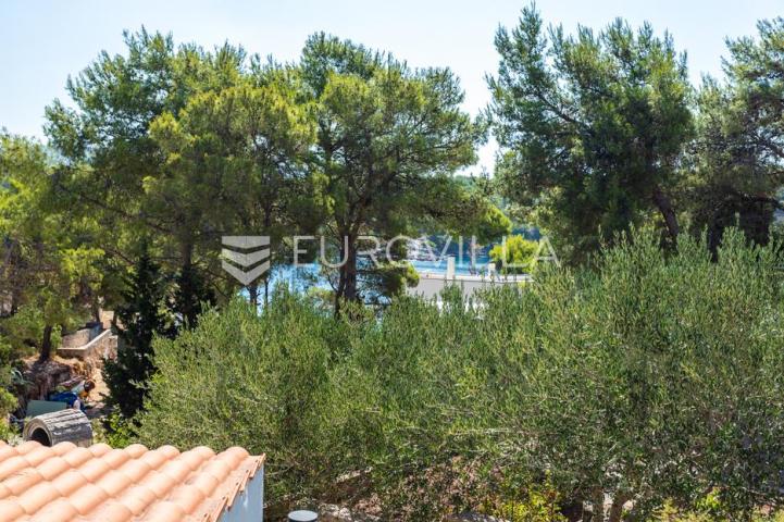 Brač, Milna, samostojeća kuća s četiri apartmana