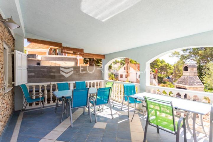 Brač, Milna, samostojeća kuća s četiri apartmana