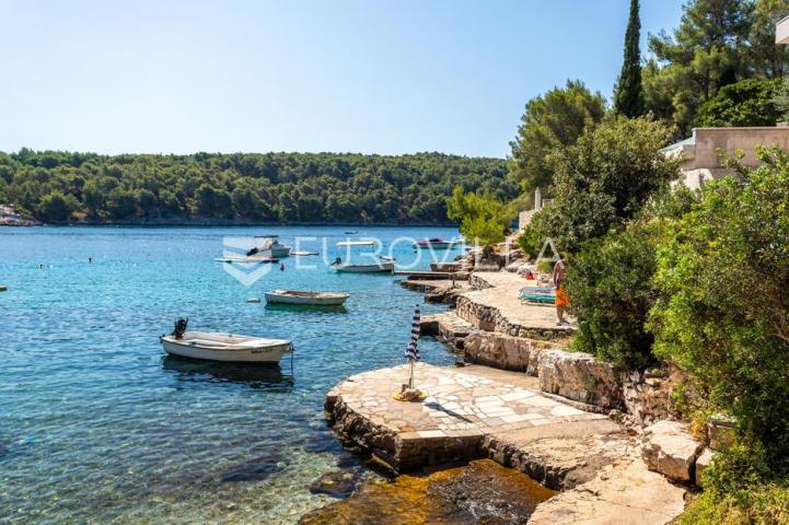 Brač, Milna, samostojeća kuća s četiri apartmana