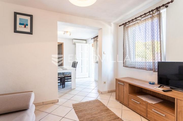 Brač, Milna, samostojeća kuća s četiri apartmana