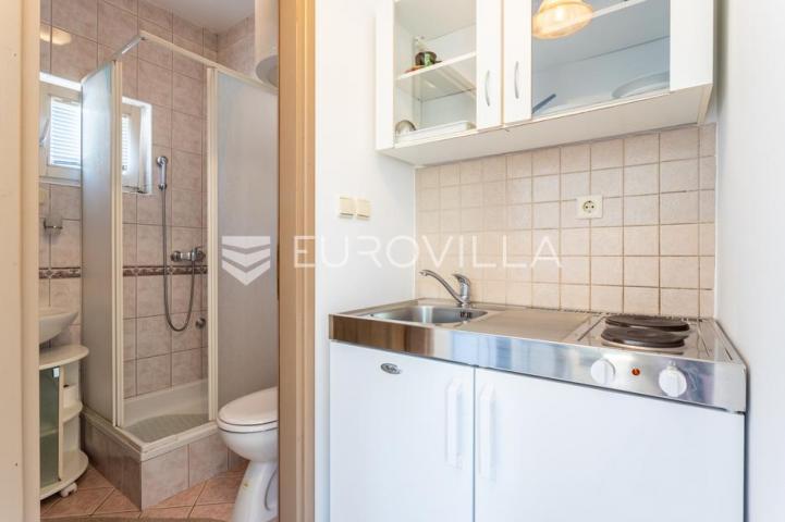 Brač, Milna, samostojeća kuća s četiri apartmana