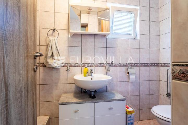 Brač, Milna, samostojeća kuća s četiri apartmana