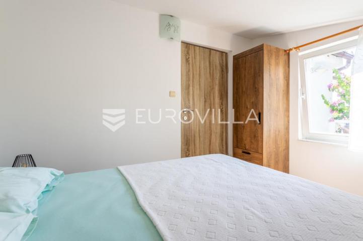 Brač, Milna, samostojeća kuća s četiri apartmana
