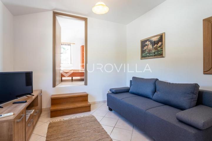 Brač, Milna, samostojeća kuća s četiri apartmana