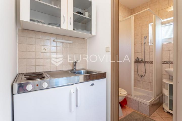 Brač, Milna, samostojeća kuća s četiri apartmana