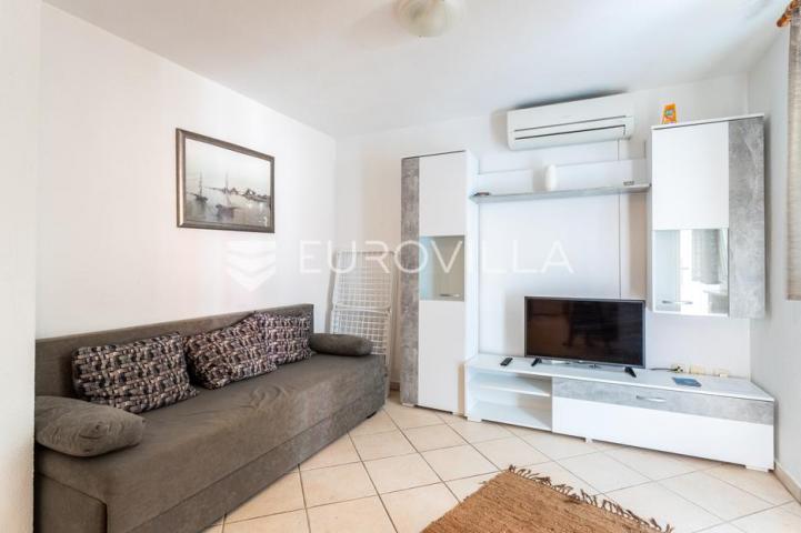 Brač, Milna, samostojeća kuća s četiri apartmana