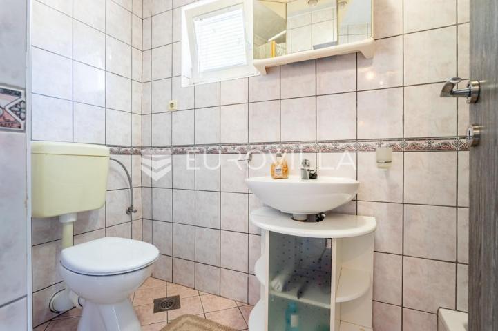 Brač, Milna, samostojeća kuća s četiri apartmana
