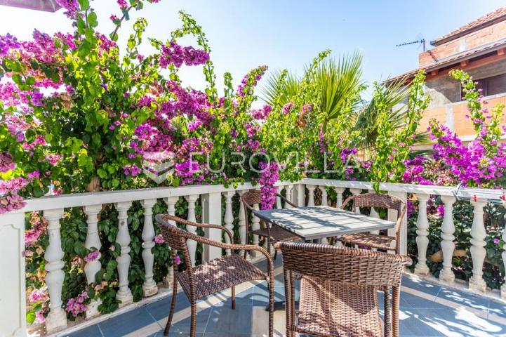 Brač, Milna, samostojeća kuća s četiri apartmana