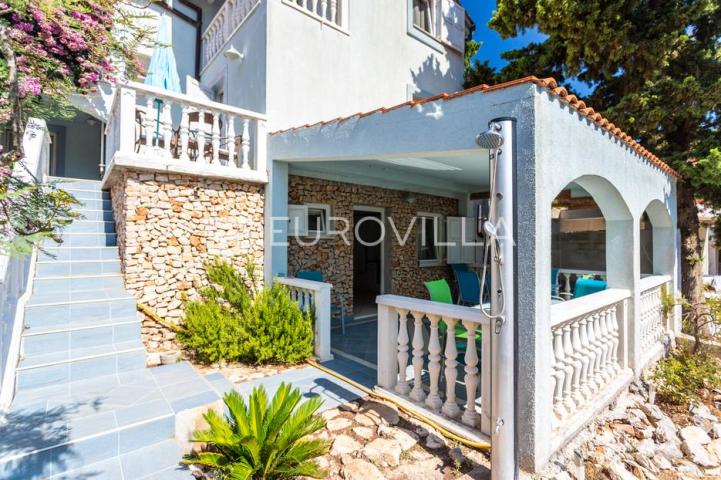 Brač, Milna, samostojeća kuća s četiri apartmana
