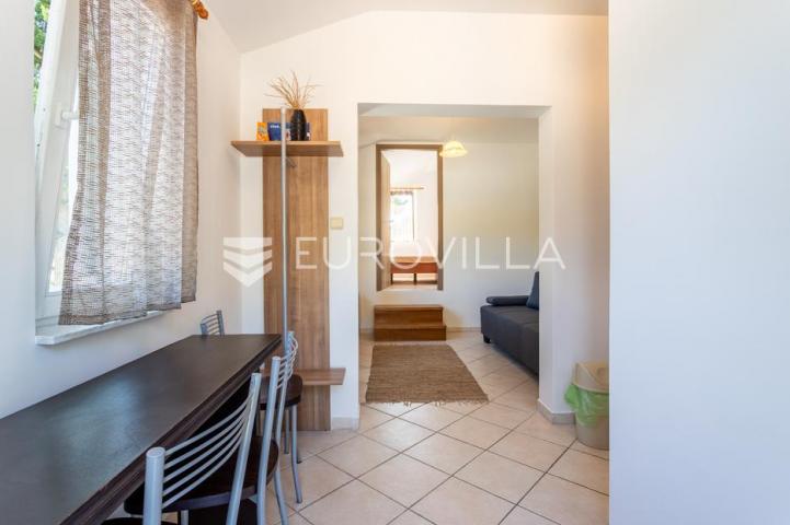 Brač, Milna, samostojeća kuća s četiri apartmana