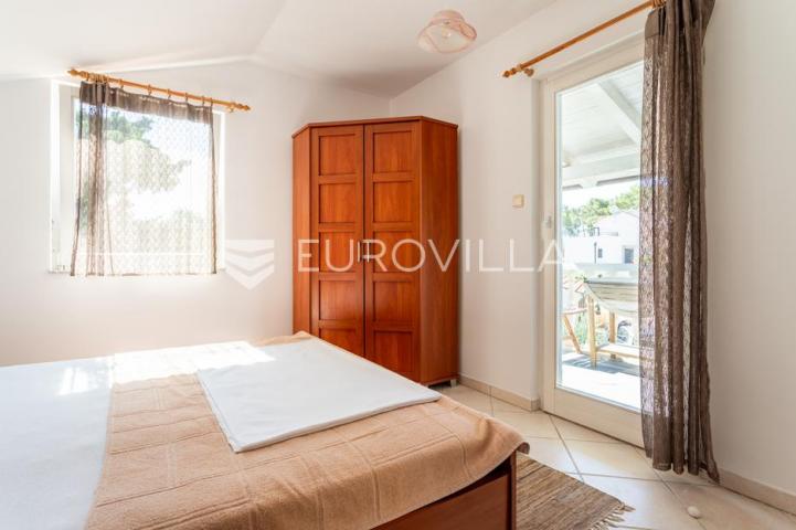 Brač, Milna, samostojeća kuća s četiri apartmana