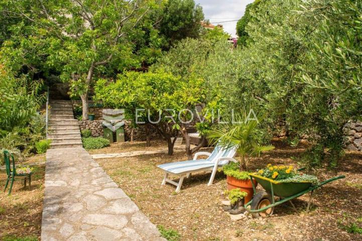 Bol na Braču - apartmanska kuća s građevinskim zemljištem