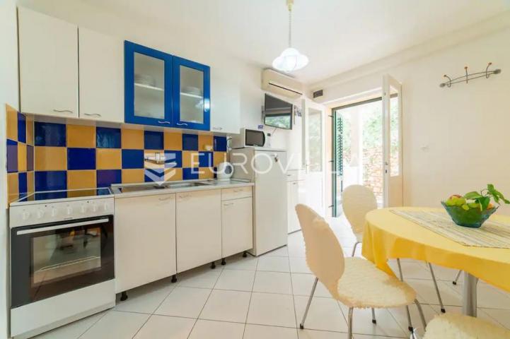 Bol na Braču - apartmanska kuća s građevinskim zemljištem