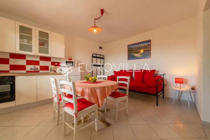 Bol na Braču - apartmanska kuća s građevinskim zemljištem