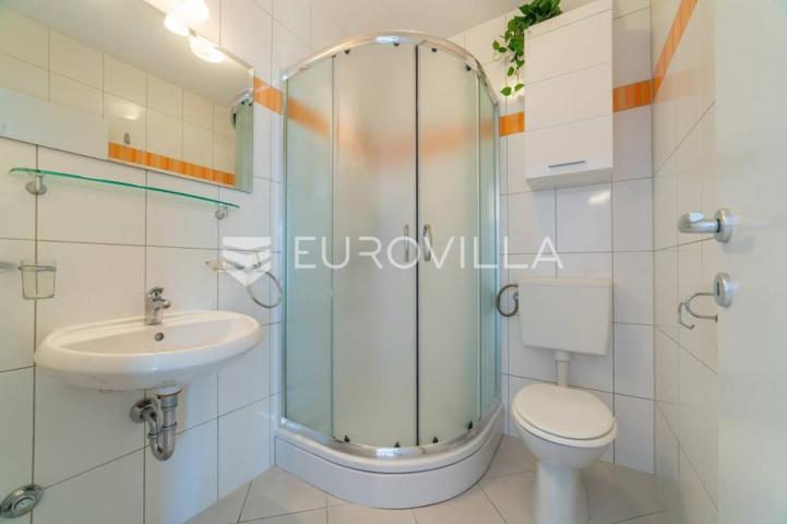 Bol na Braču - apartmanska kuća s građevinskim zemljištem