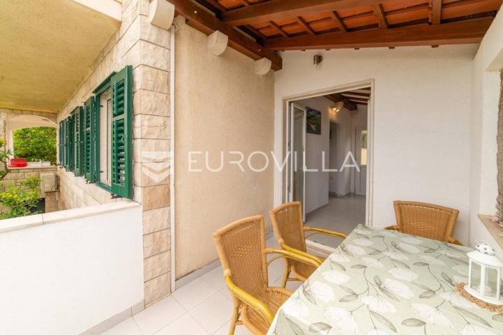 Bol na Braču - apartmanska kuća s građevinskim zemljištem