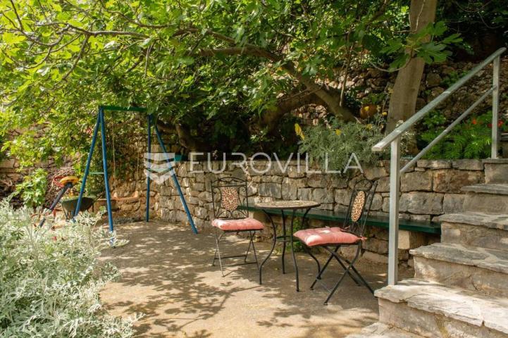 Bol na Braču - apartmanska kuća s građevinskim zemljištem