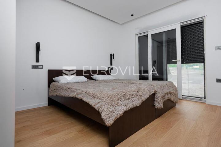 Njivice, otok Krk, dvoetažni stan u novogradnji s bazenom površine 104.45 m²