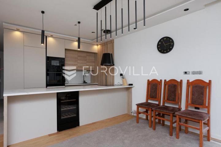 Njivice, otok Krk, dvoetažni stan u novogradnji s bazenom površine 104.45 m²