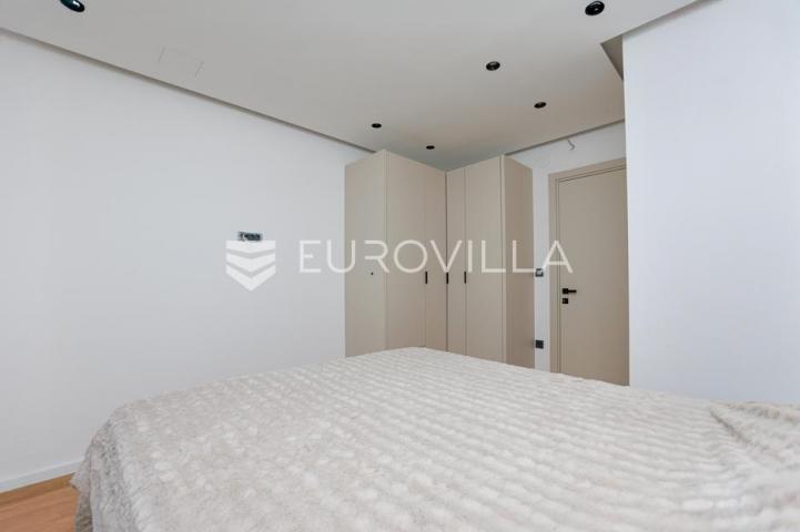 Njivice, otok Krk, dvoetažni stan u novogradnji s bazenom površine 104.45 m²