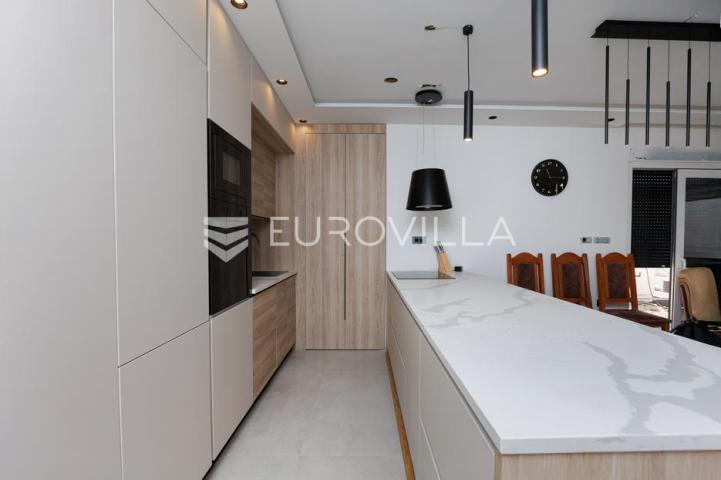 Njivice, otok Krk, dvoetažni stan u novogradnji s bazenom površine 104.45 m²