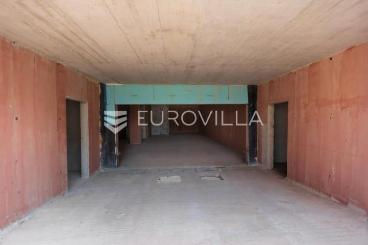 Njivice, otok Krk, dvoetažni stan u novogradnji s bazenom površine 104.45 m²