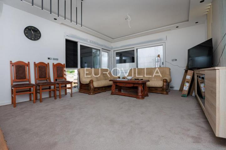 Njivice, otok Krk, dvoetažni stan u novogradnji s bazenom površine 104.45 m²