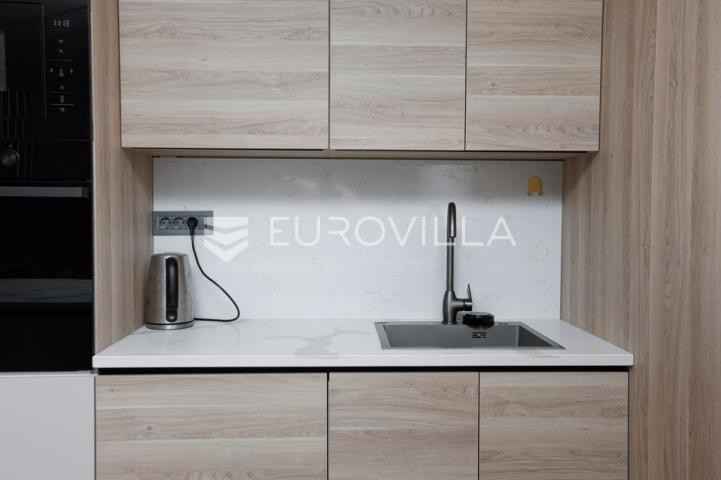 Njivice, otok Krk, dvoetažni stan u novogradnji s bazenom površine 104.45 m²