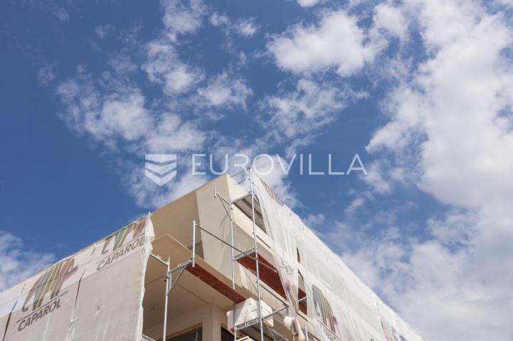 Njivice, otok Krk, dvoetažni stan u novogradnji s bazenom površine 104.45 m²
