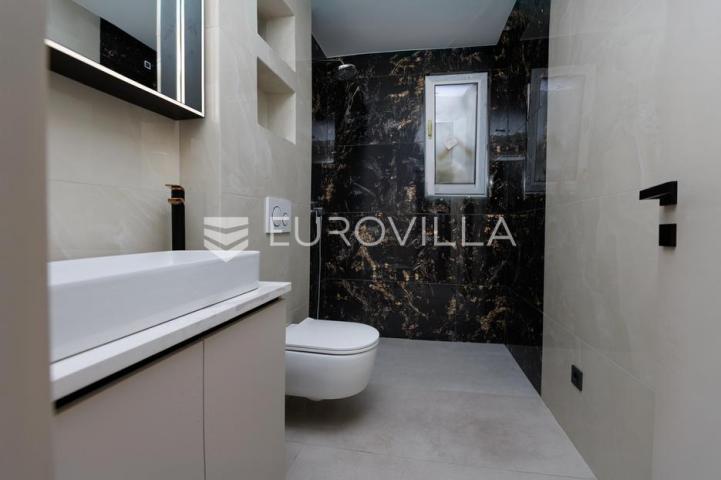 Njivice, otok Krk, dvoetažni stan u novogradnji s bazenom površine 104.45 m²