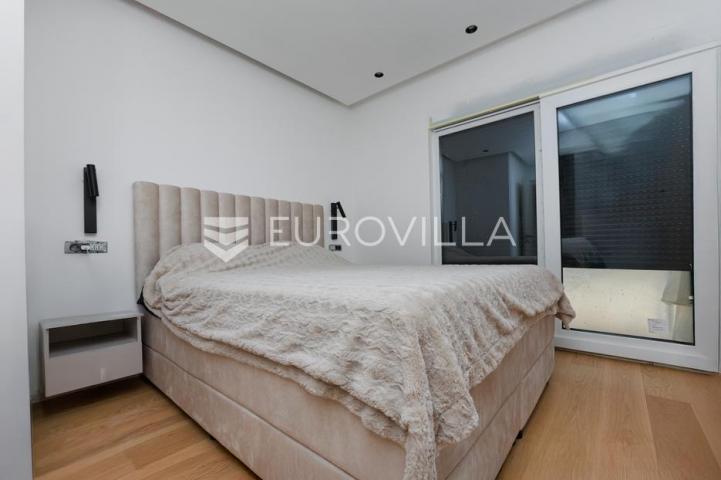 Njivice, otok Krk, dvoetažni stan u novogradnji s bazenom površine 104.45 m²