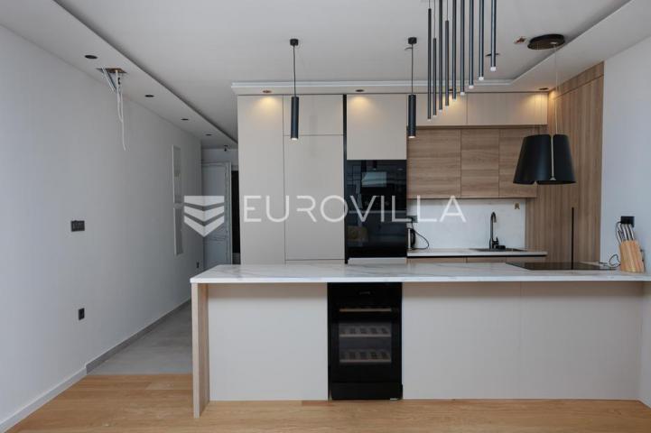 Njivice, otok Krk, dvoetažni stan u novogradnji s bazenom površine 104.45 m²