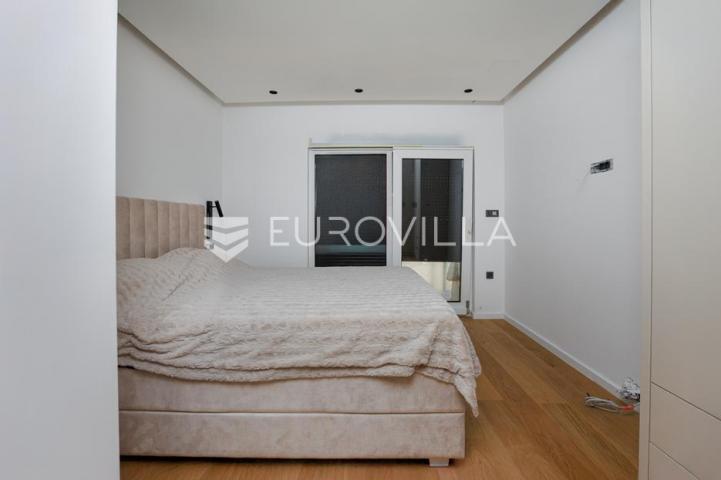 Njivice, otok Krk, dvoetažni stan u novogradnji s bazenom površine 104.45 m²