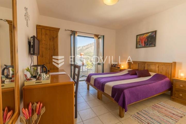 Cavtat, Vila s 14 apartmana 252 m2