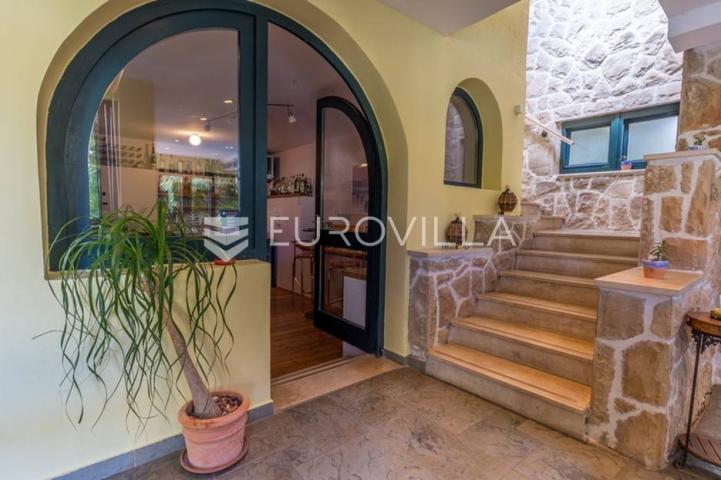Cavtat, Vila s 14 apartmana 252 m2