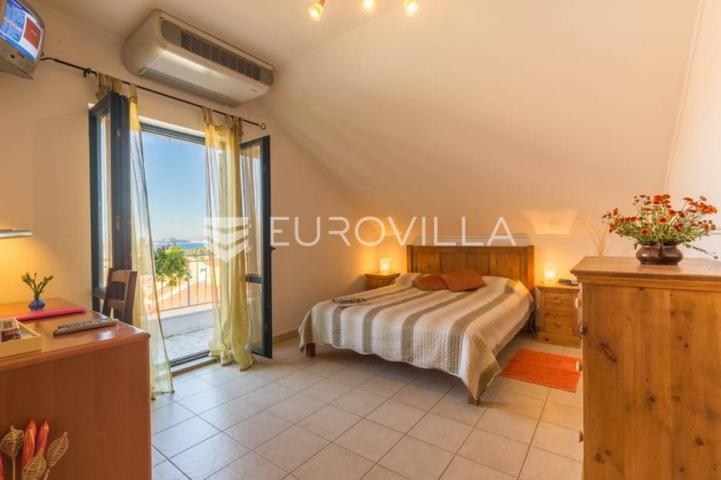 Cavtat, Vila s 14 apartmana 252 m2