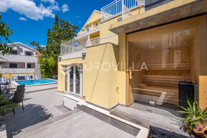 Cavtat, Vila s 14 apartmana 252 m2